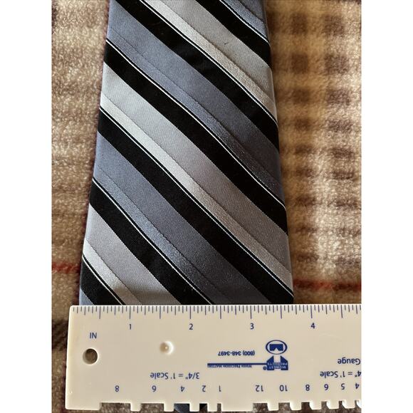 Covington Silk Tie 100% Silk Black Gray Striped Necktie Designer - Picture 6 of 6